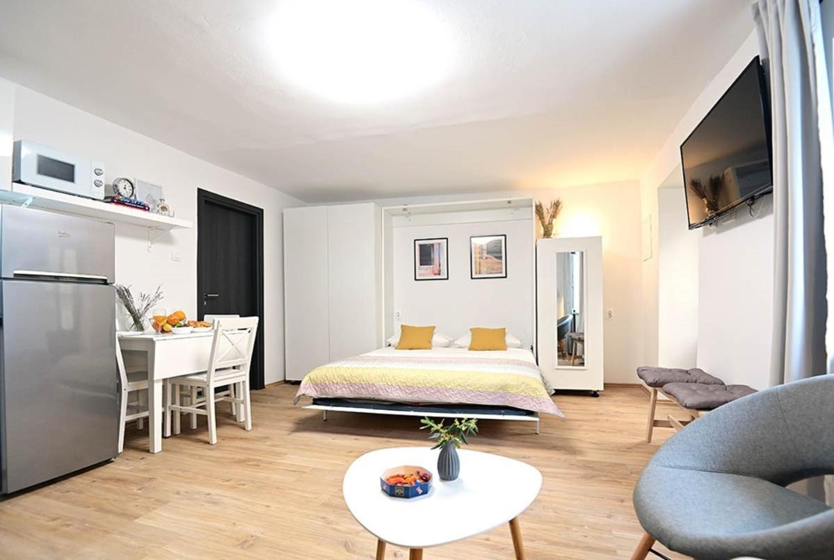 Apartment D & Studio L Dobrinj Esterno foto