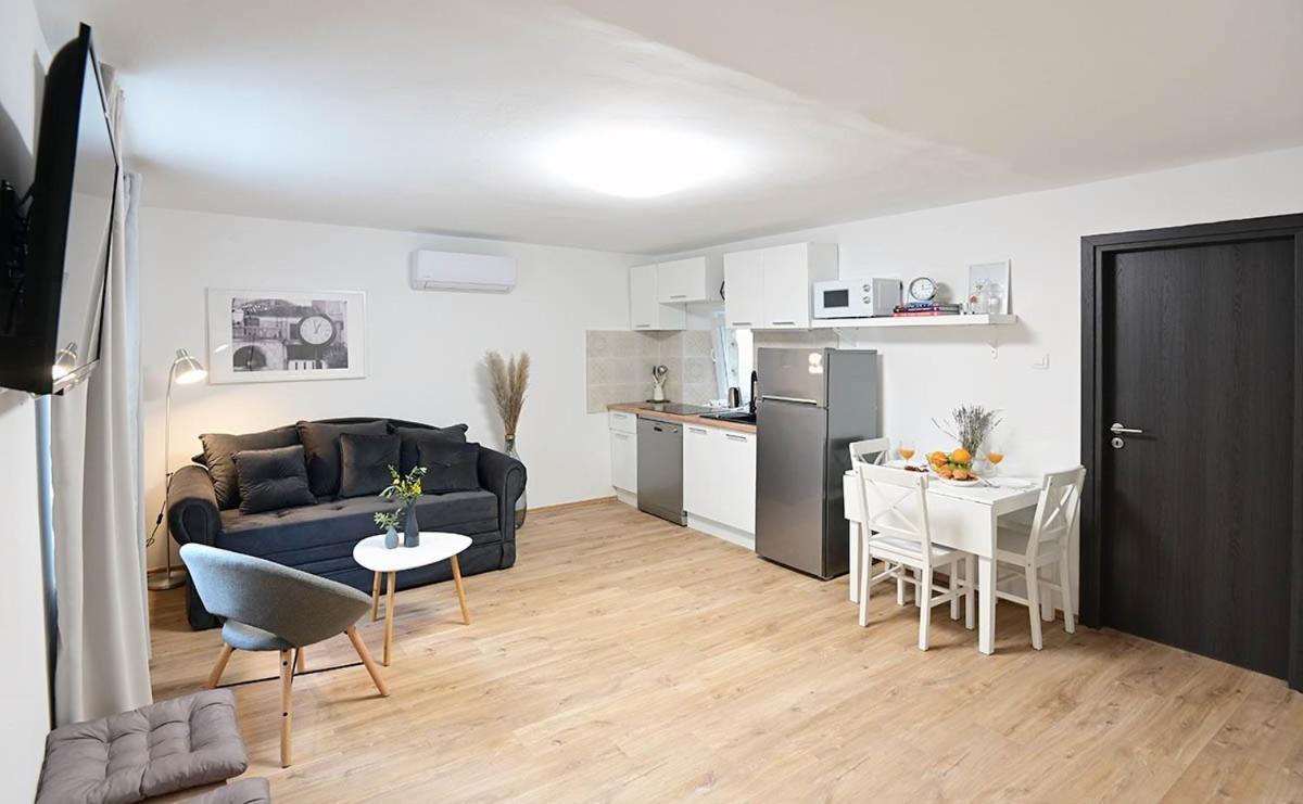 Apartment D & Studio L Dobrinj Esterno foto