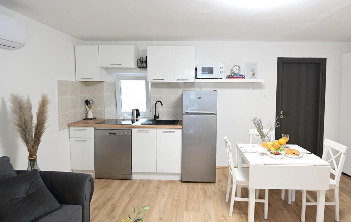 Apartment D & Studio L Dobrinj Esterno foto