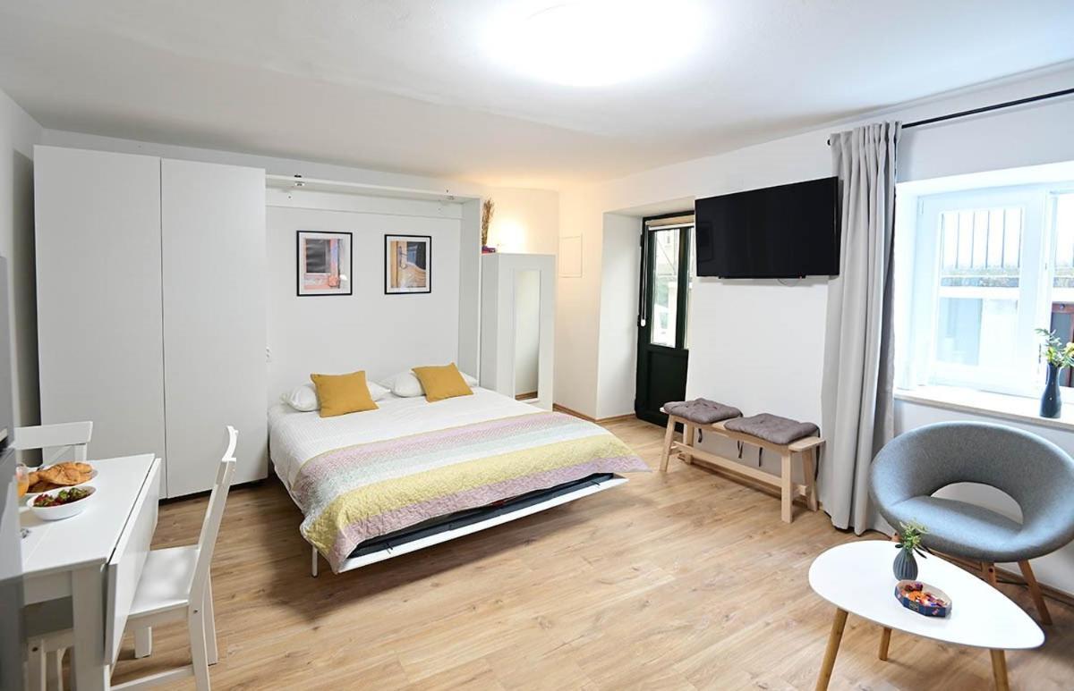 Apartment D & Studio L Dobrinj Esterno foto