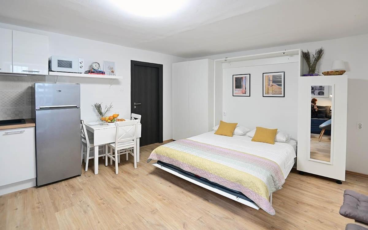 Apartment D & Studio L Dobrinj Esterno foto