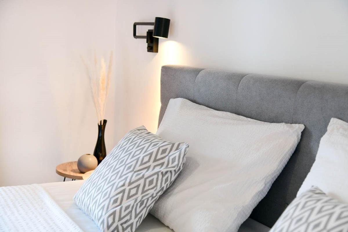 Apartment D & Studio L Dobrinj Esterno foto