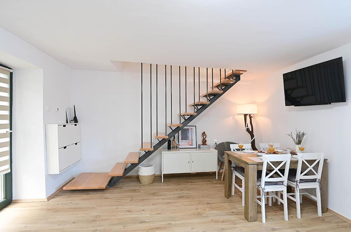 Apartment D & Studio L Dobrinj Esterno foto