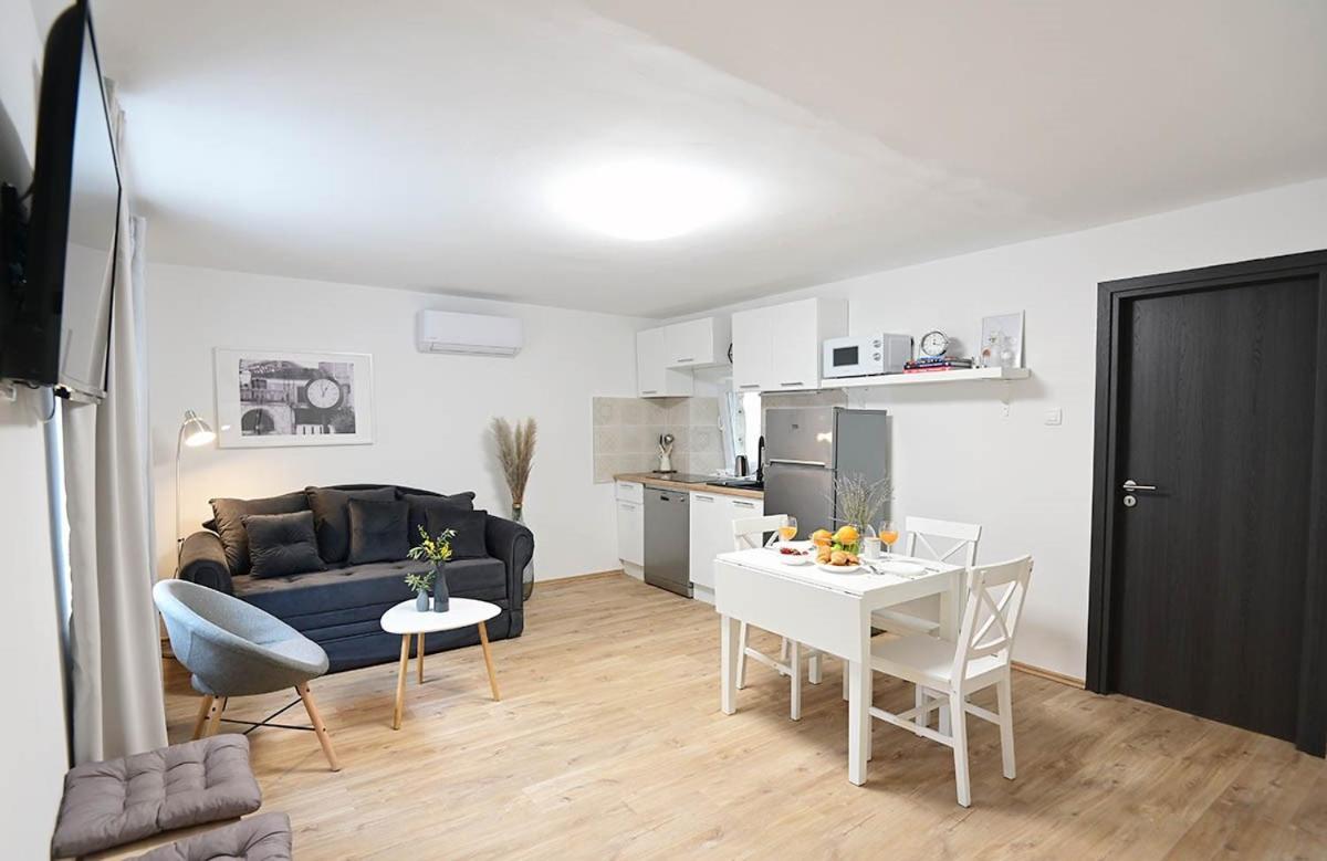 Apartment D & Studio L Dobrinj Esterno foto