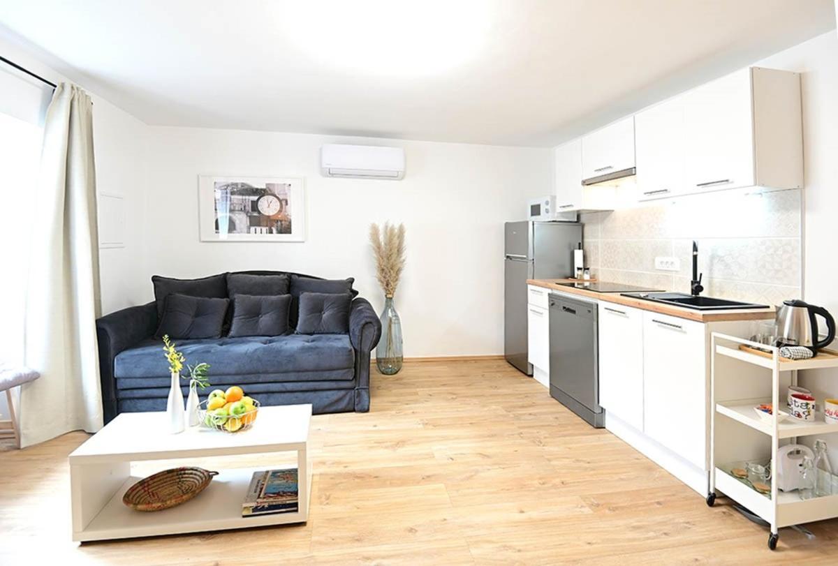 Apartment D & Studio L Dobrinj Esterno foto