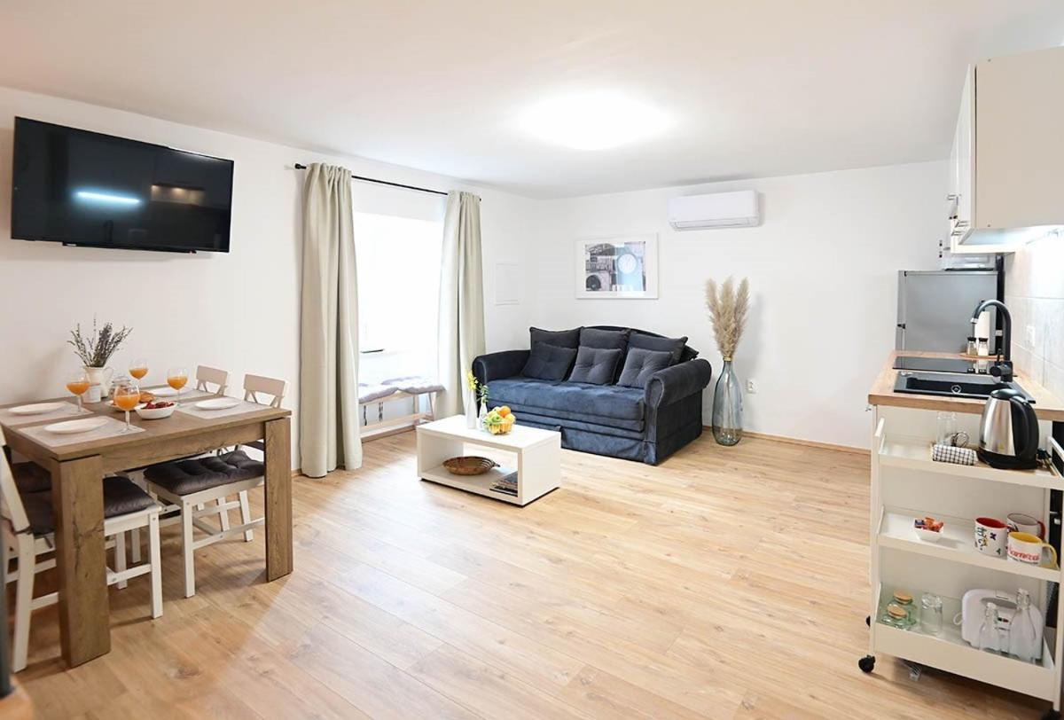 Apartment D & Studio L Dobrinj Esterno foto
