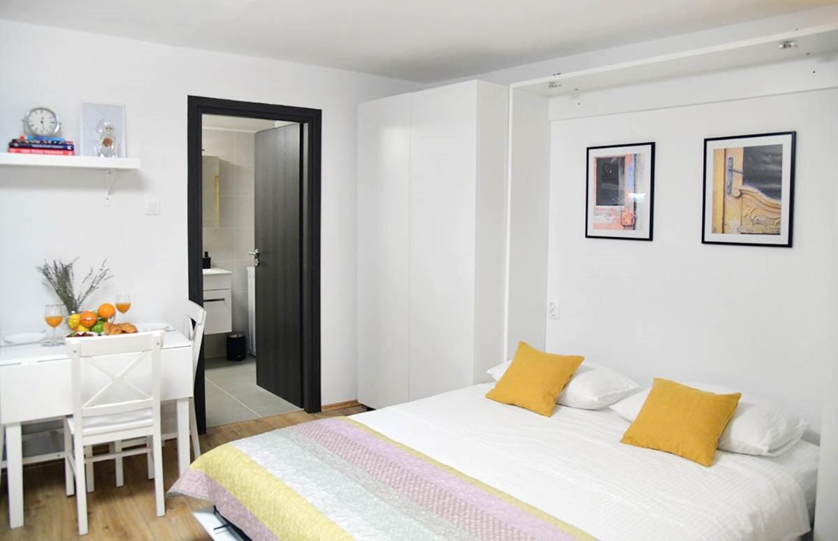 Apartment D & Studio L Dobrinj Esterno foto
