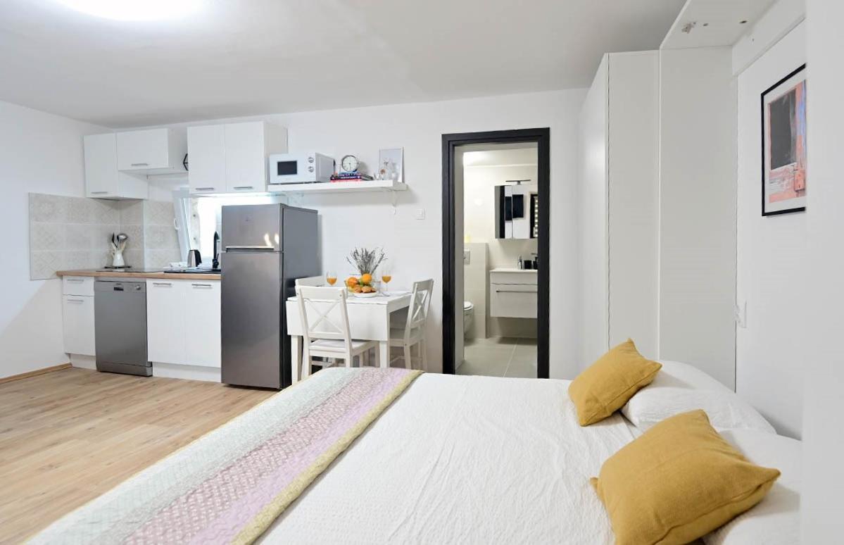 Apartment D & Studio L Dobrinj Esterno foto