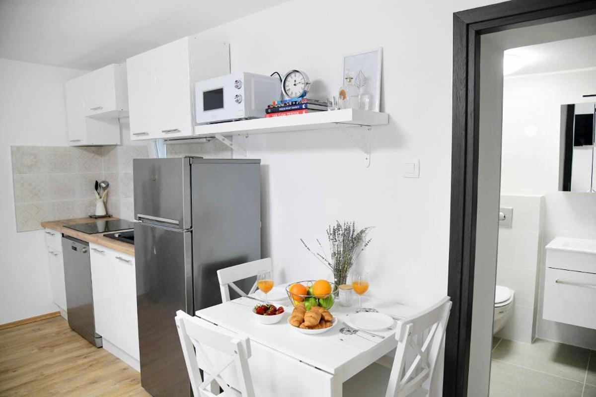 Apartment D & Studio L Dobrinj Esterno foto