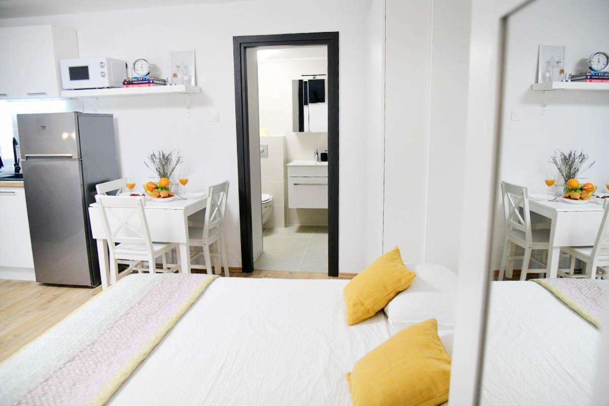 Apartment D & Studio L Dobrinj Esterno foto