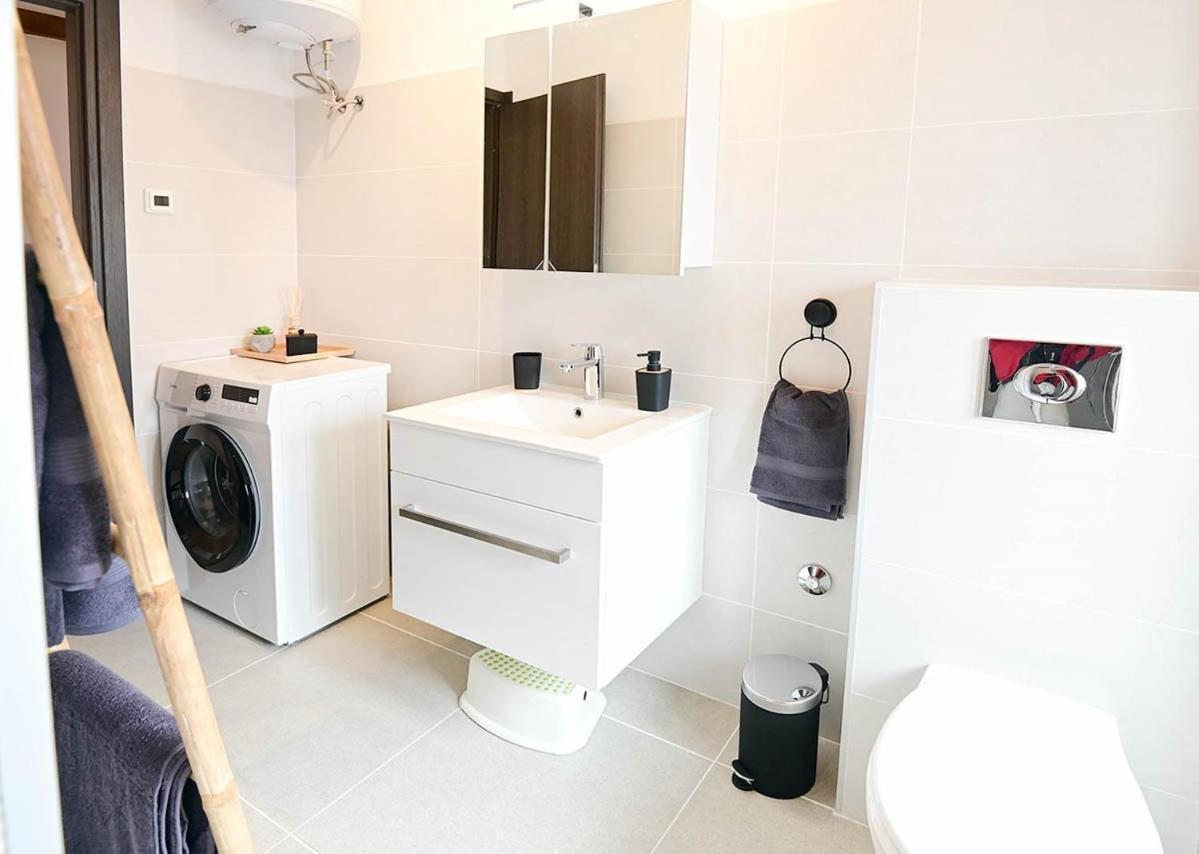 Apartment D & Studio L Dobrinj Esterno foto