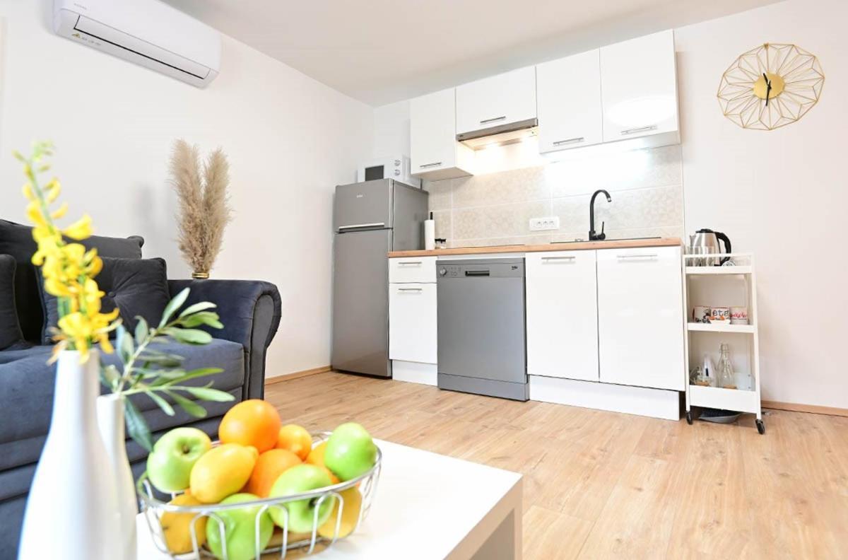 Apartment D & Studio L Dobrinj Esterno foto