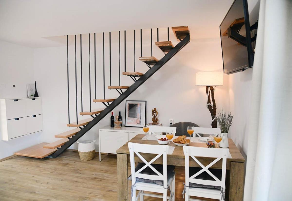Apartment D & Studio L Dobrinj Esterno foto